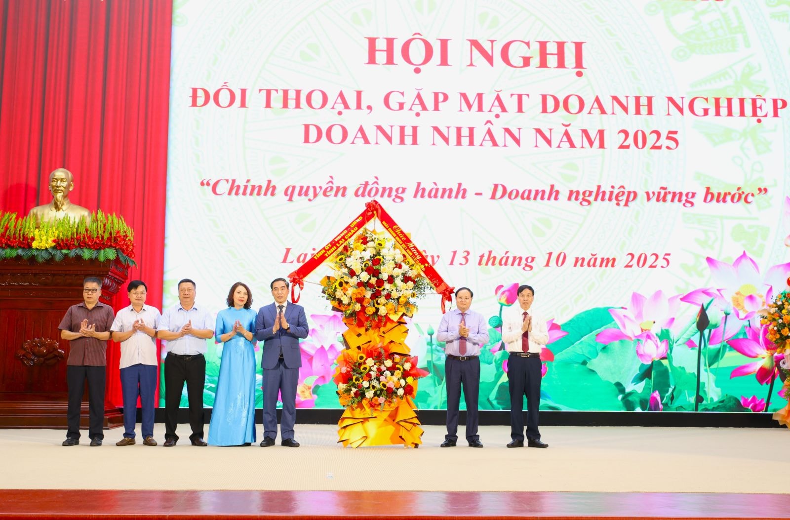 Bí thư Tỉnh ủy Lê Minh Ngân và Chủ tịch UBND tỉnh Lê Văn Lương tặng lẵng hoa chúc mừng nhân Ngày Doanh nhân Việt Nam 13:10.