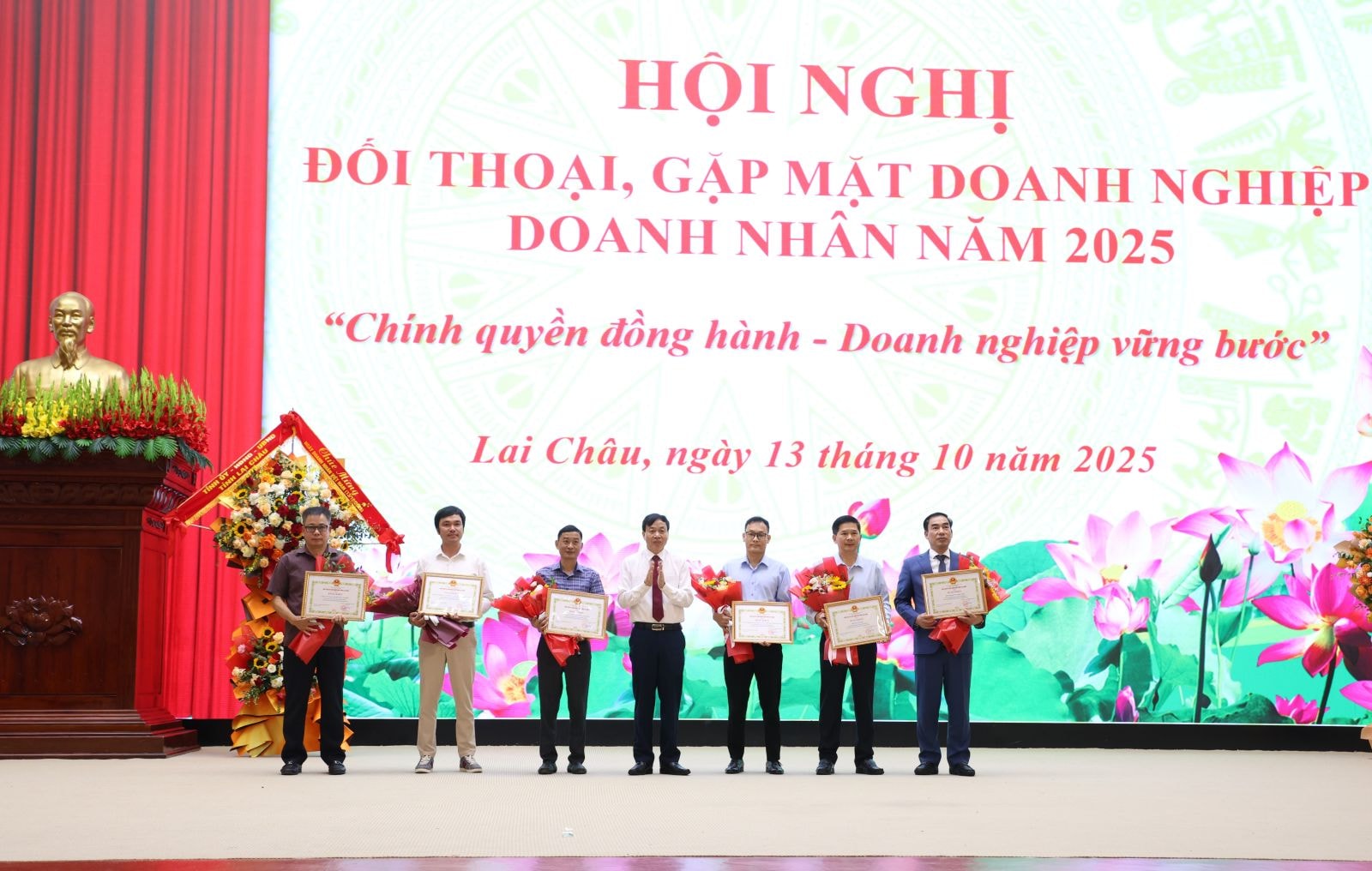 Chủ tịch UBND tỉnh Lê Văn Lương tặng Bằng khen cho các tập thể.