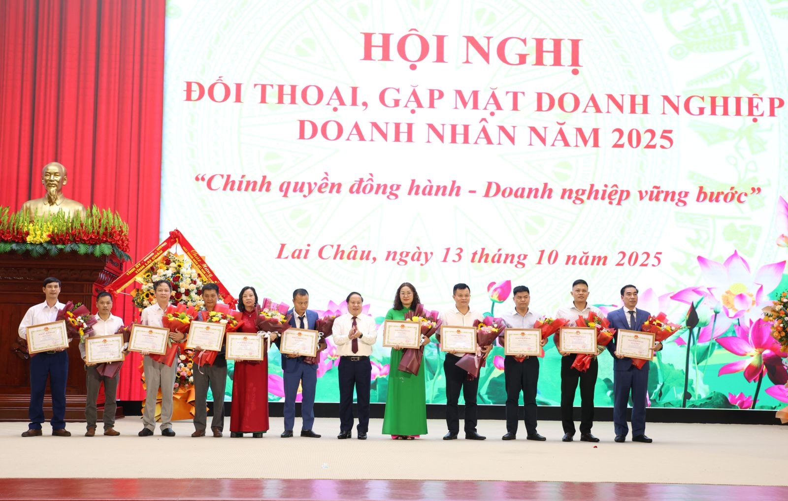 Phó Chủ tịch Thường trực UBND tỉnh Tống Thanh Hải trao Bằng khen của Chủ tịch UBND tỉnh cho các cá nhân.