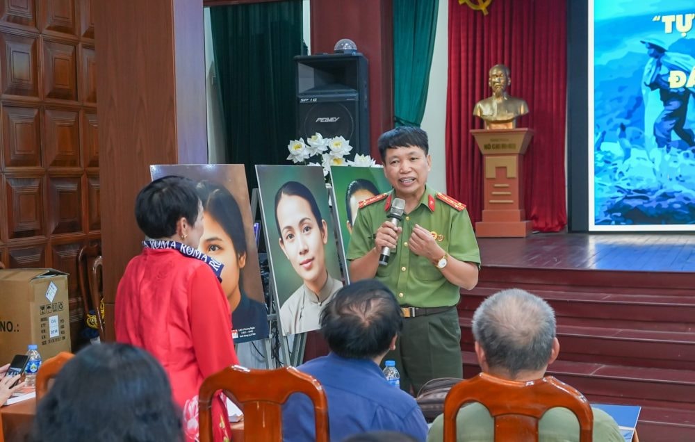 Giới thiệu và trưng bày bộ sưu tập chân dung “Tự hào Phụ nữ Việt Nam” Giới thiệu và trưng bày bộ sưu tập chân dung “Tự hào Phụ nữ Việt Nam”
