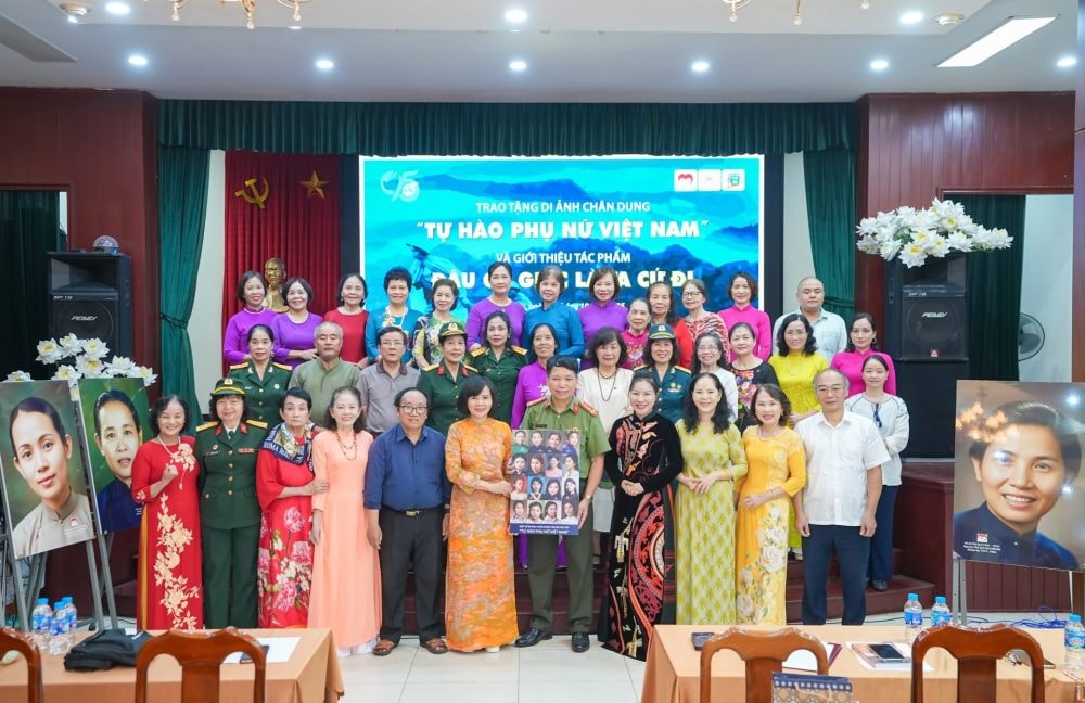 Giới thiệu và trưng bày bộ sưu tập chân dung “Tự hào Phụ nữ Việt Nam” Giới thiệu và trưng bày bộ sưu tập chân dung “Tự hào Phụ nữ Việt Nam”