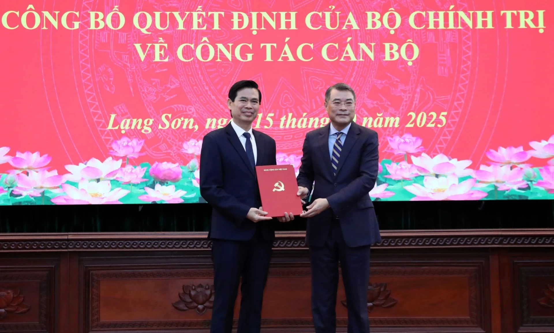 Ủy viên Bộ Chính trị, Bí thư T.Ư Đảng, Trưởng ban Tổ chức T.Ư Lê Minh Hưng trao quyết định cho tân Bí thư Tỉnh ủy Lạng Sơn Hoàng Quốc Khánh ẢNH- TTXVN