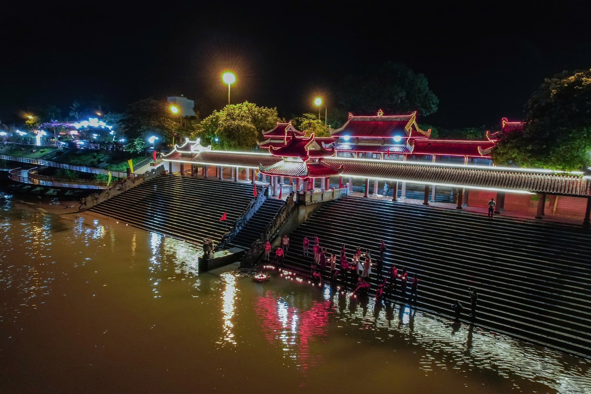 Bến hoa đăng bên bờ sông Thạch Hãn