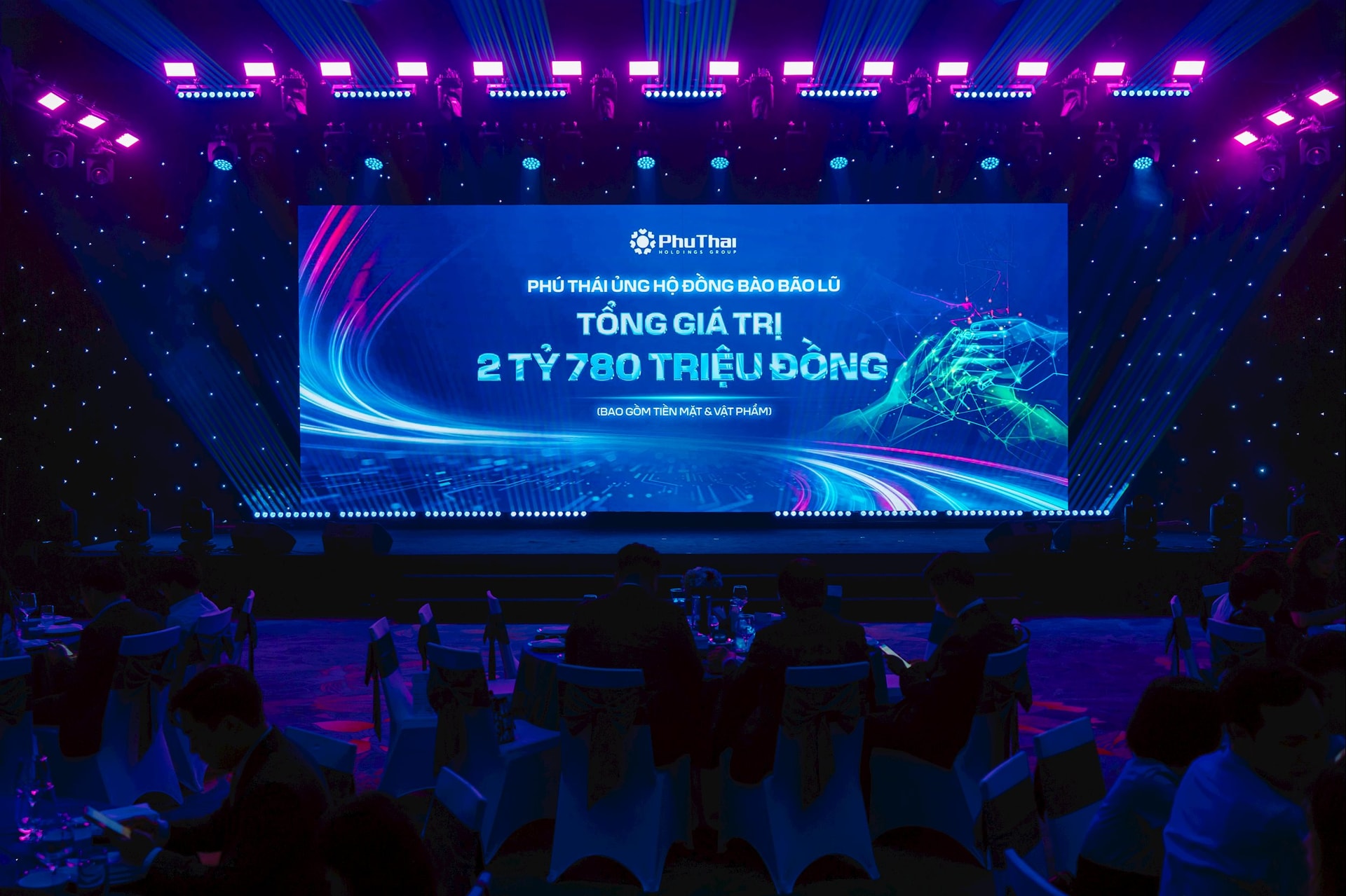 PHÚ THÁI CHUNG TAY ỦNG HỘ BÃO LŨ