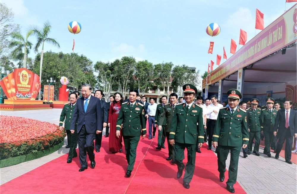 Tổng Bí thư Tô Lâm trao Huân chương Hồ Chí Minh cho Quân khu 4 nhân dịp kỷ niệm 80 năm truyền thống