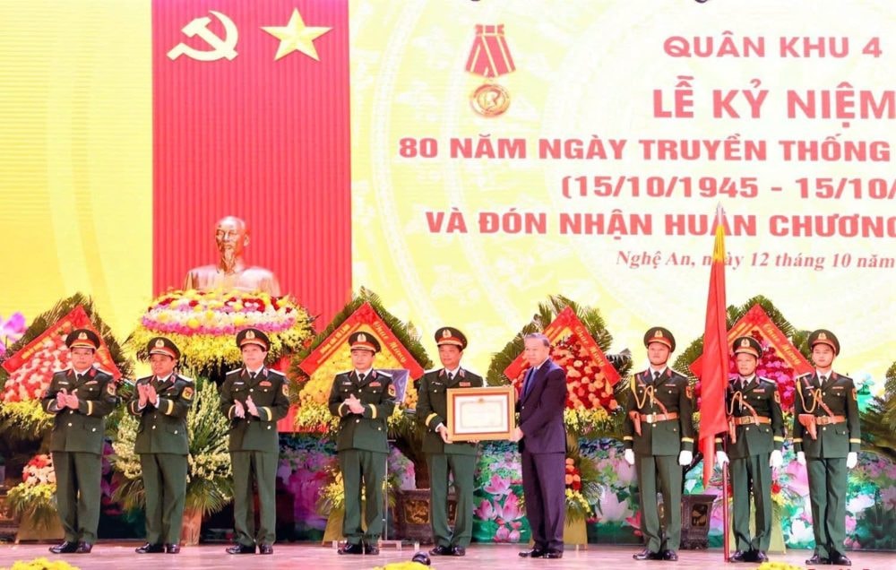 Tổng Bí thư Tô Lâm trao Huân chương Hồ Chí Minh cho Quân khu 4 nhân dịp kỷ niệm 80 năm truyền thống