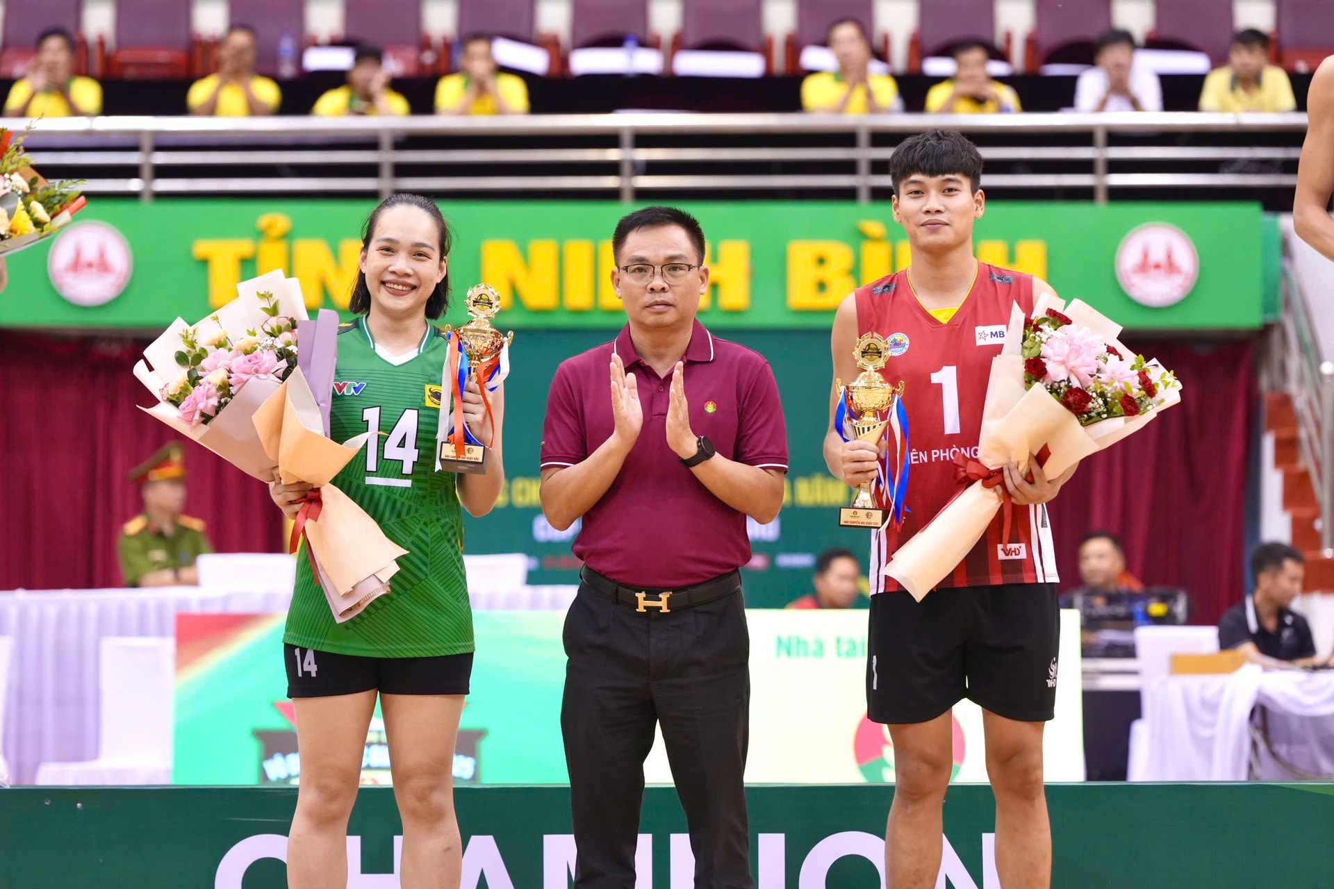 Đại diện Phân Bón Cà Mau trao tặng cup và hoa cho VĐV Kim Thoa (VTV Bình Điền Long An) và VĐV Văn Duy (Biên Phòng) đạt giải chuyền hai xuất sắc nhất