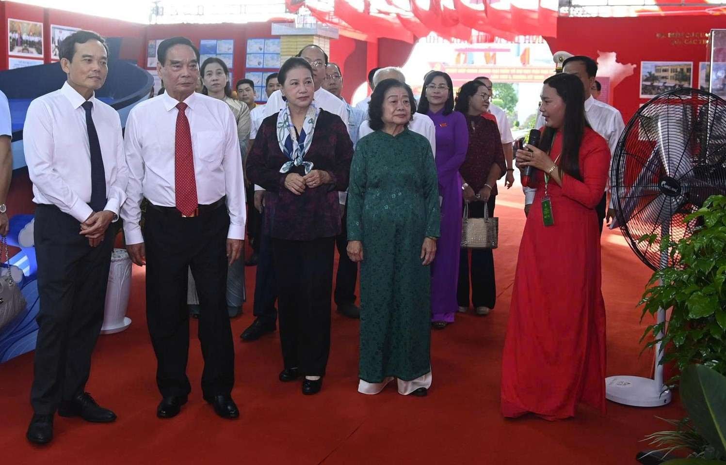 Lãnh đạo, nguyên lãnh đạo Đảng, Nhà nước tham quan trưng bày thành tựu kinh tế - xã hội tỉnh Cà Mau.