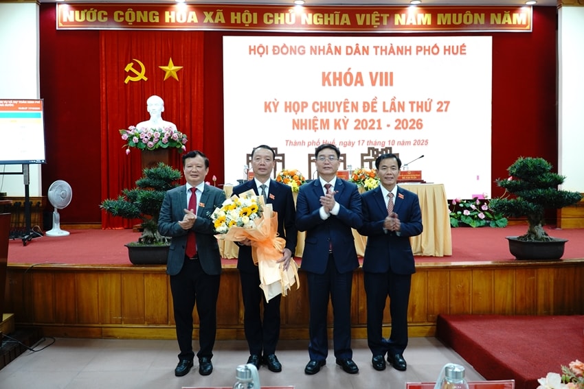 Lãnh đạo thành phố tặng hoa chúc mừng đồng chí Phan Thiên Định 