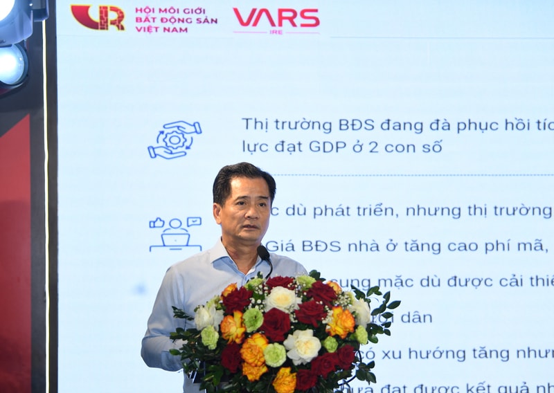 TS Nguyễn Văn Đính, Phó Chủ tịch Hiệp hội Bất động sản Việt Nam cho rằng, thị trường vẫn tồn tại nhiều bất cập cần được nhìn nhận và xử lý một cách căn cơ, đồng bộ.