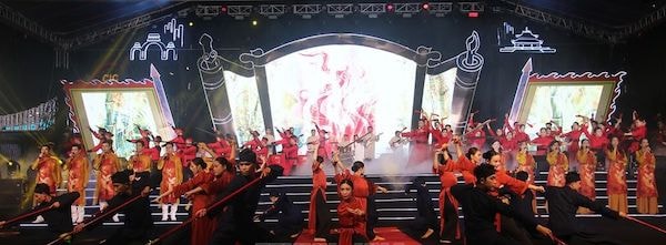 214153-chuong-trinh-nghe-thuat-san-khau-hoa-khac-hoa-hao-khi-nguyen-trung-truc-anh-le-huy-hai-ttxvn.jpg