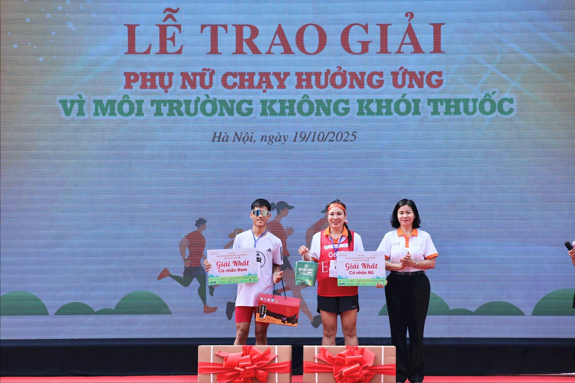 bà tuyến trao giải