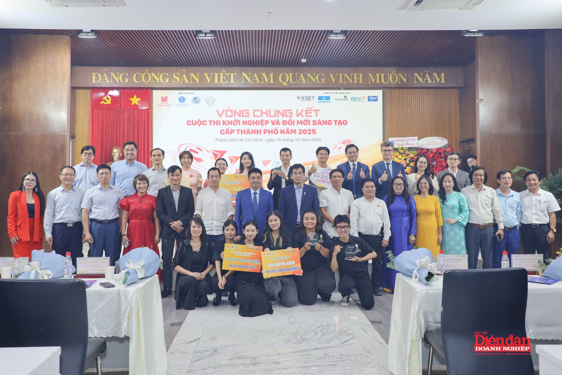 Ông Jonathan Baker, Trưởng đại diện UNESCO đánh giá cuộc thi này không chỉ nói về khởi nghiệp mà còn nói về việc xây dựng một hệ sinh thái ý tưởng, nơi đổi mới được dẫn dắt bởi bản sắc văn hóa, trách nhiệm pháp lý và khát vọng sáng tạo. Đây cũng là nơi sinh viên không chỉ cạnh tranh, mà còn học cách hợp tác, dám thử thách bản thân và biến những ý tưởng thành hành động thực tiễn.