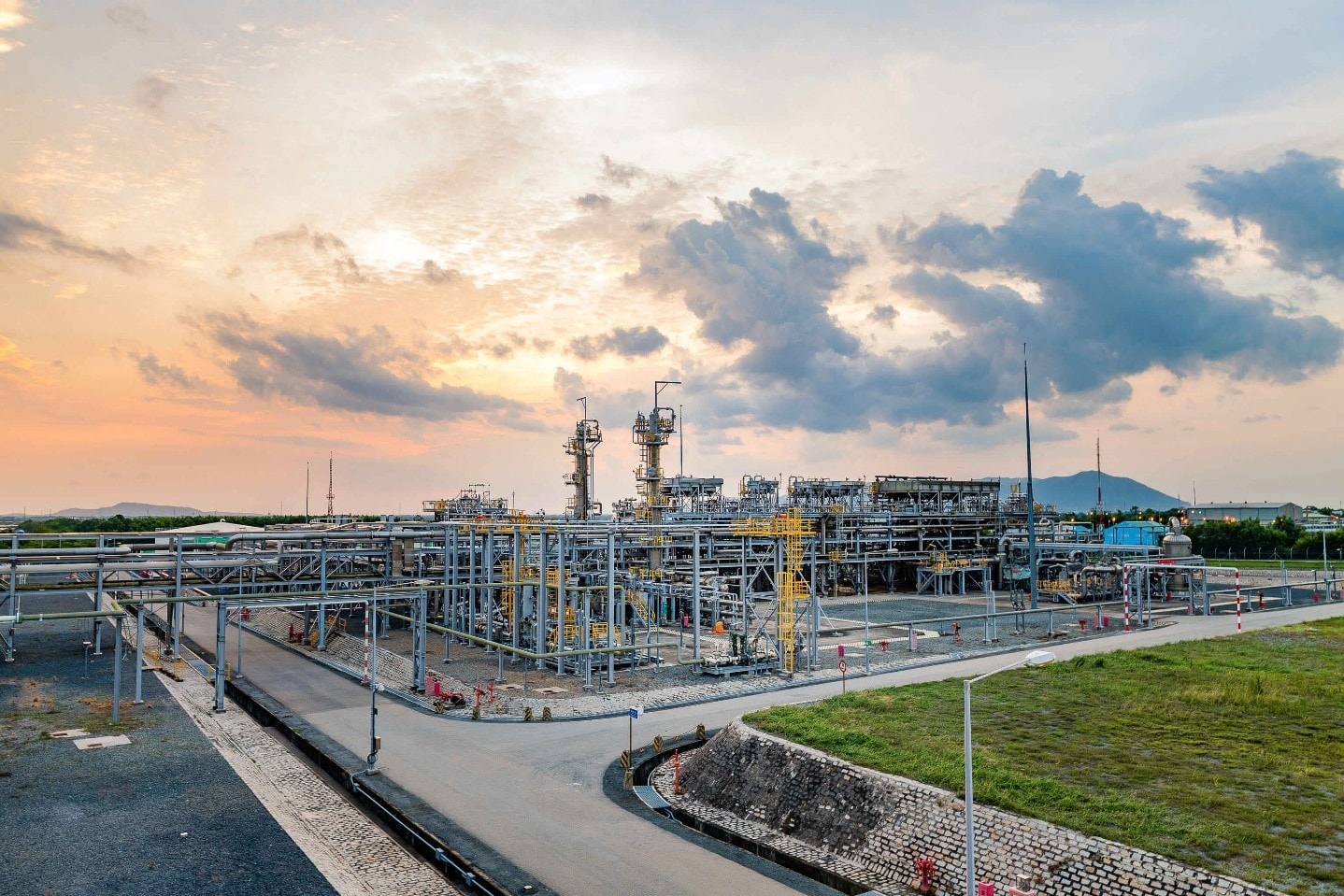 H1. Nhà máy Xử lý khí Dinh Cố – công trình khoa học công nghệ trọng điểm của PV GAS, góp phần bảo đảm an ninh năng lượng quốc gia và phát triển bền vững ngành công nghiệp khí Việt Nam