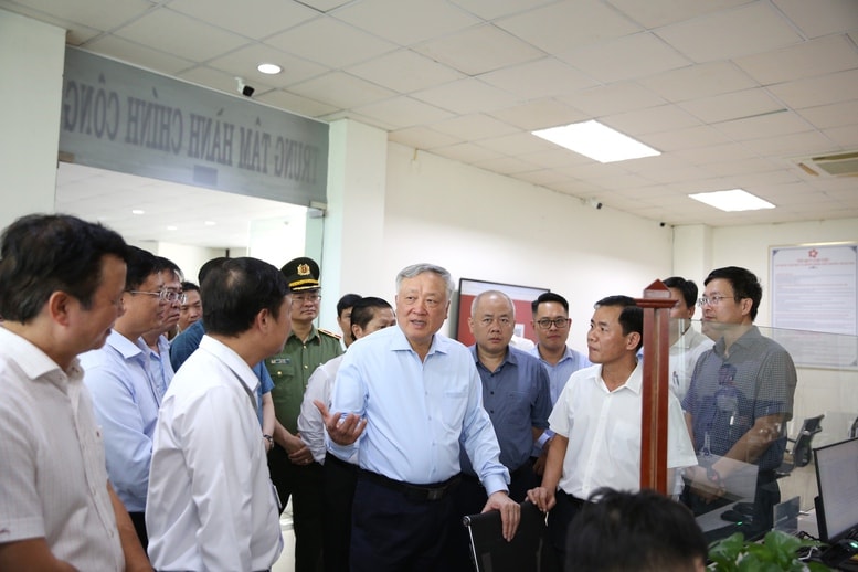 Phó Thủ tướng Thường trực Chính phủ Nguyễn Hòa Bình tới thăm Trung tâm phục vụ hành chính công phường Thuận Hóa (Ảnh: VGP/Nguyễn Hoàng)