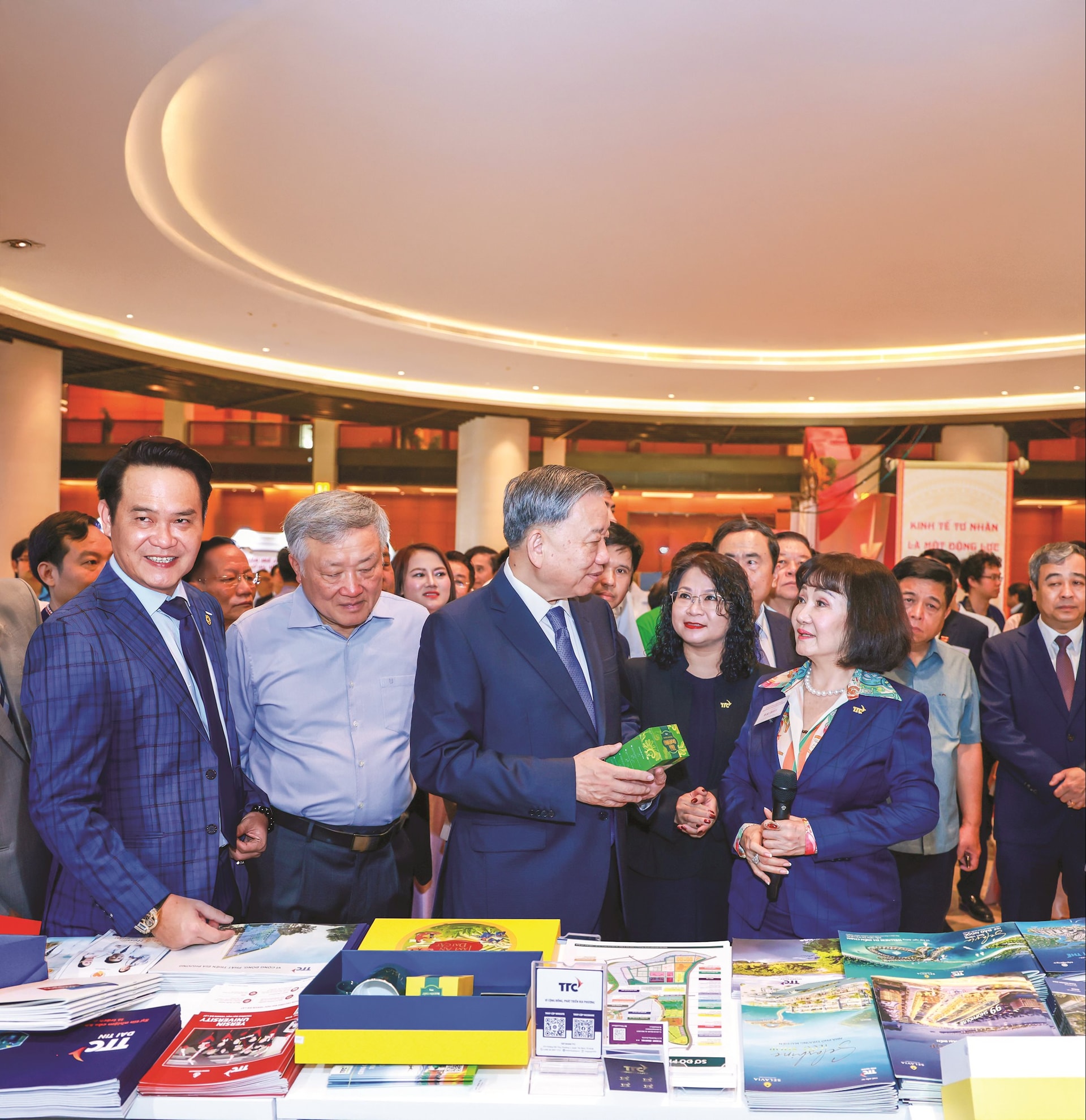 02 Hinh tiep TBT To Lam (1)