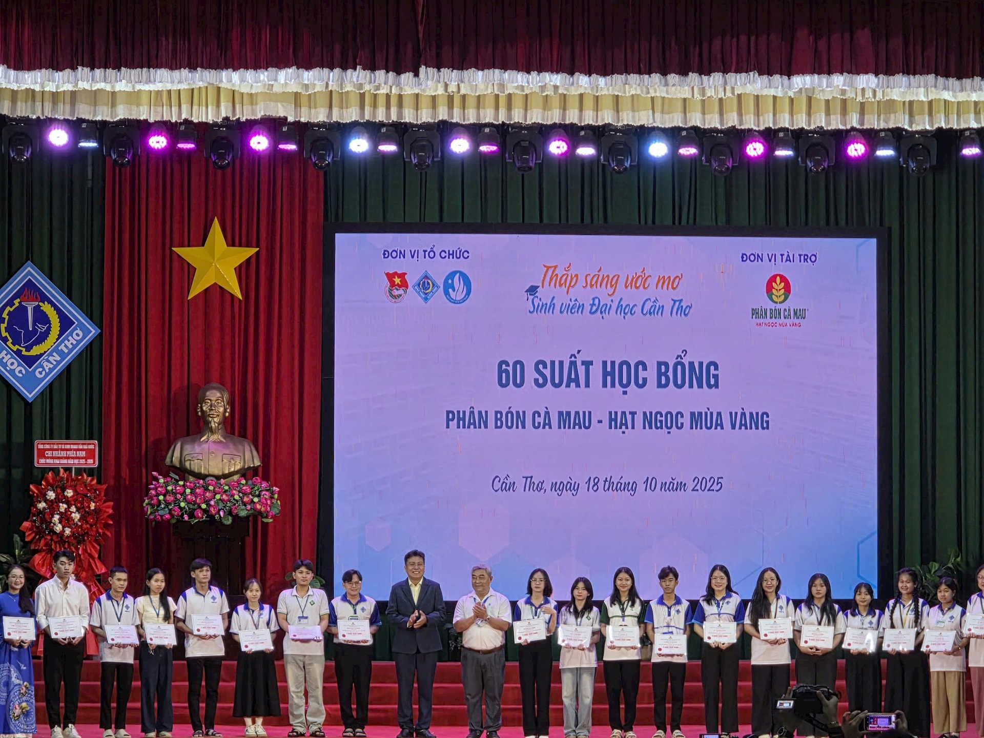 Đây đã là năm thứ 9 liên tiếp Phân Bón Cà Mau trao tặng học bổng Hạt Ngọc Mùa Vàng cho trường Đại học Cần thơ