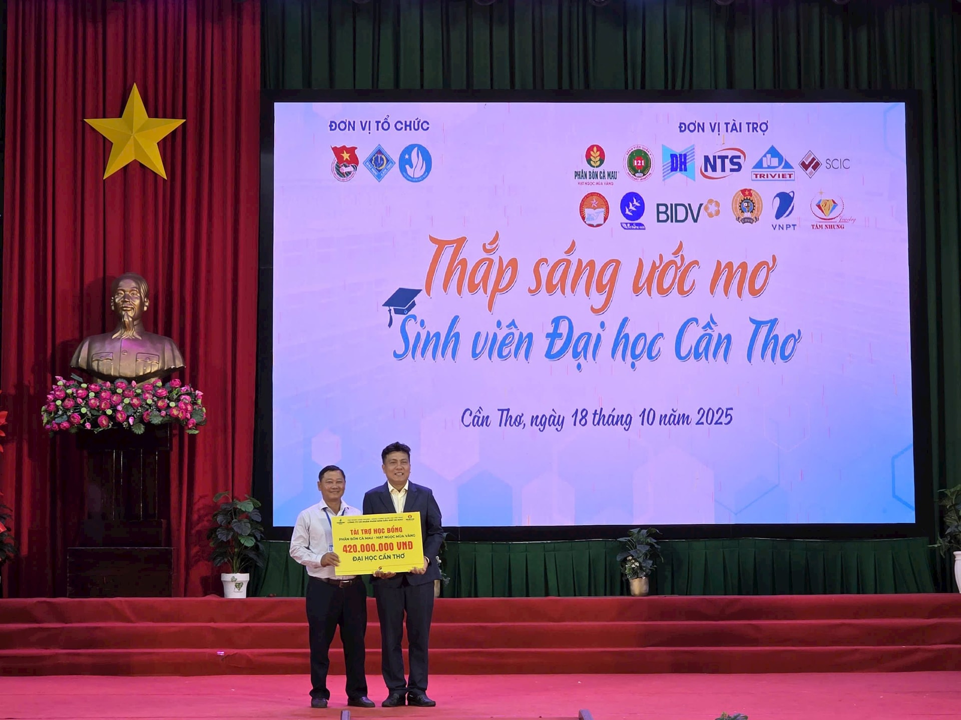 Năm nay, Phân Bón Cà Mau trao tặng Đại học Cần Thơ 60 suất học bổng với tổng trị giá 420 triệu đồng