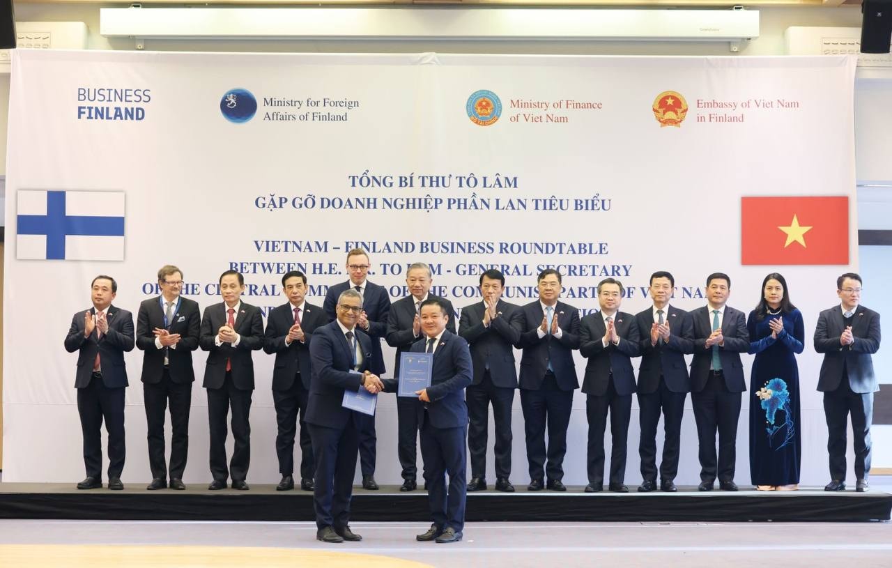 Ông Huỳnh Quang Liêm - Tổng Giám đốc VNPT và ông TL Viswanathan, Thành viên Ban lãnh đạo, Giám đốc sản phẩm Tập đoàn F-Secure trao Biên bản ghi nhớ dưới sự chứng kiến của Tổng Bí thư Tô Lâm