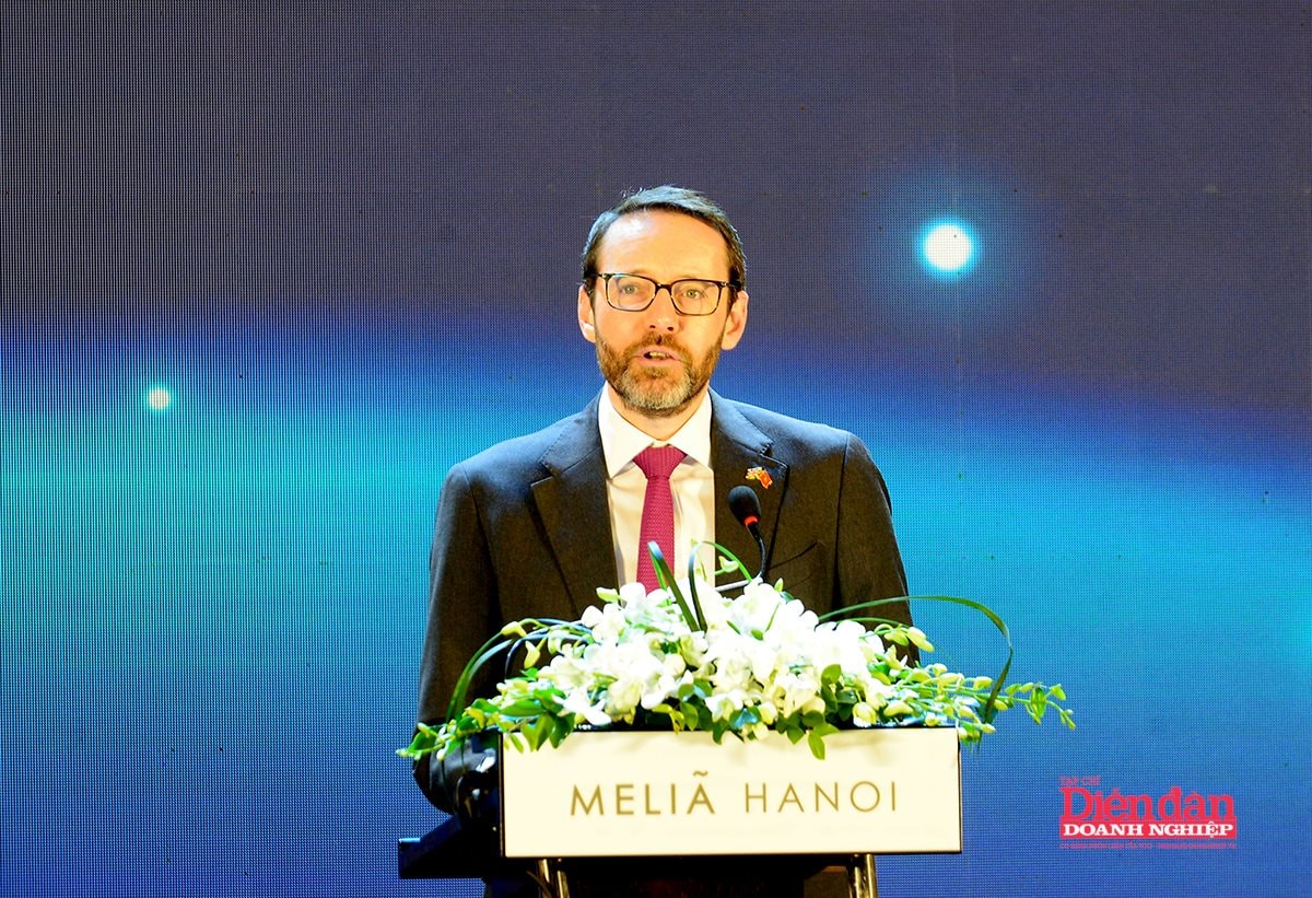 ông Iain Frew