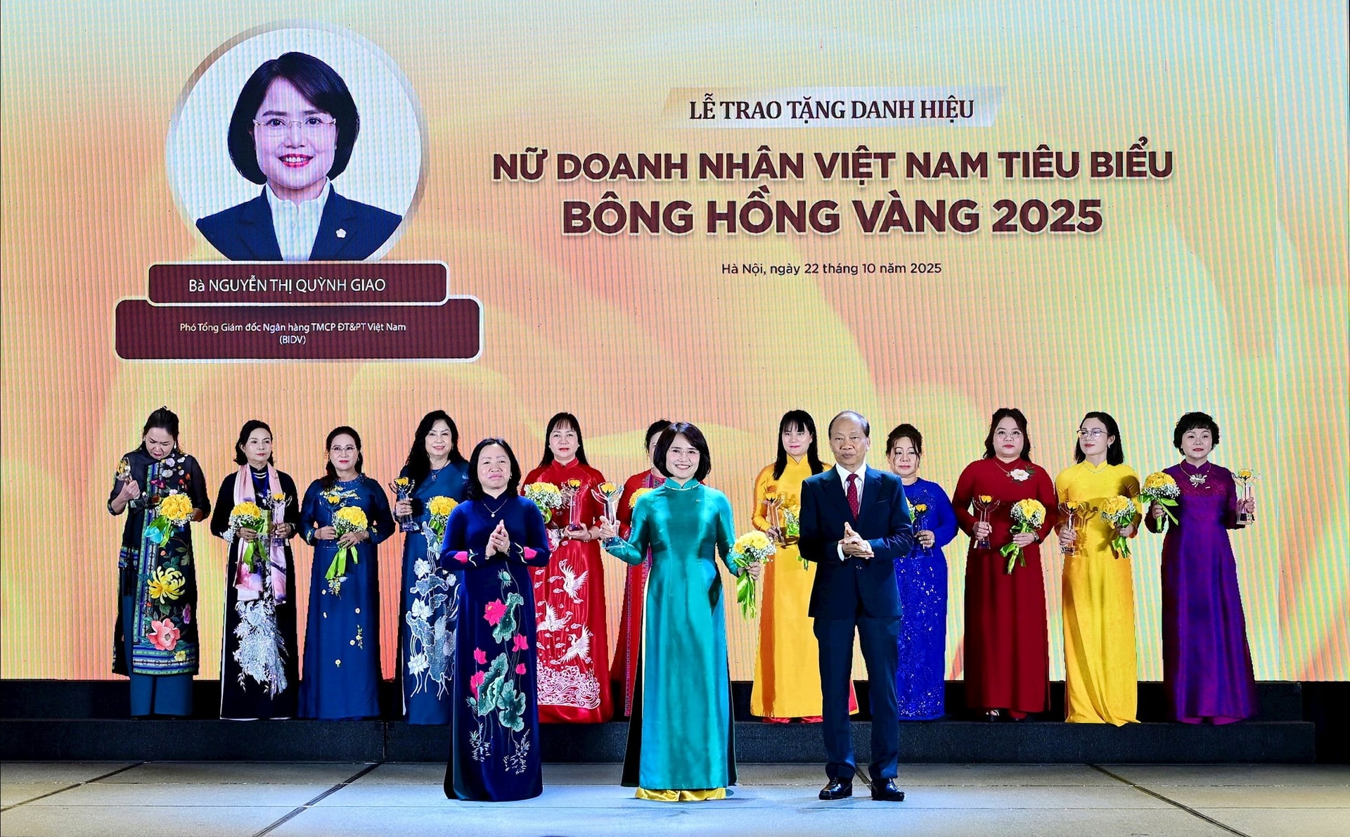 Phó Tổng Giám đốc BIDV Nguyễn Thị Quỳnh Giao nhận danh hiệu _Nữ doanh nhân Việt Nam tiêu biểu - Bông Hồng Vàng 2025_
