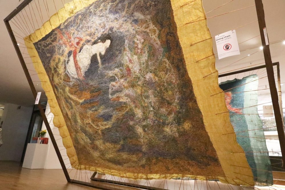 Dấu ấn tiên phong của fiber art tại Việt Nam: Khi sợi hóa thân thành tranh vẽ