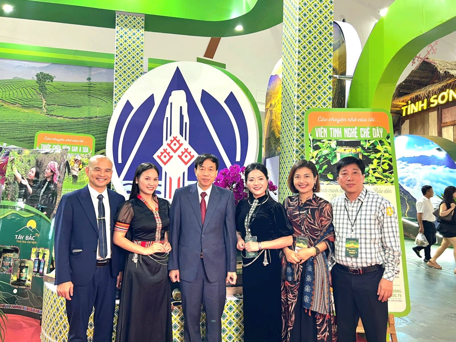 Chủ tịch UBND tỉnh, Giám đốc Sở Công Thương và đơn vị tham mưu chụp ảnh lưu niệm với chủ thể sản phẩm OCOP tại không gian trưng bày.