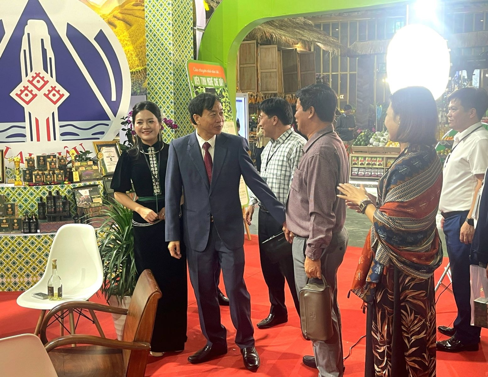 Chủ tịch UBND tỉnh trò chuyện với đại biểu, thăm và động viên các chủ thể sản phẩm OCOP tại không gian trưng bày.