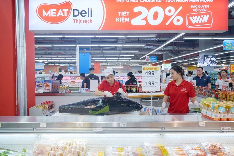 Hải sản tươi được sơ chế tại siêu thị WinMart (1)