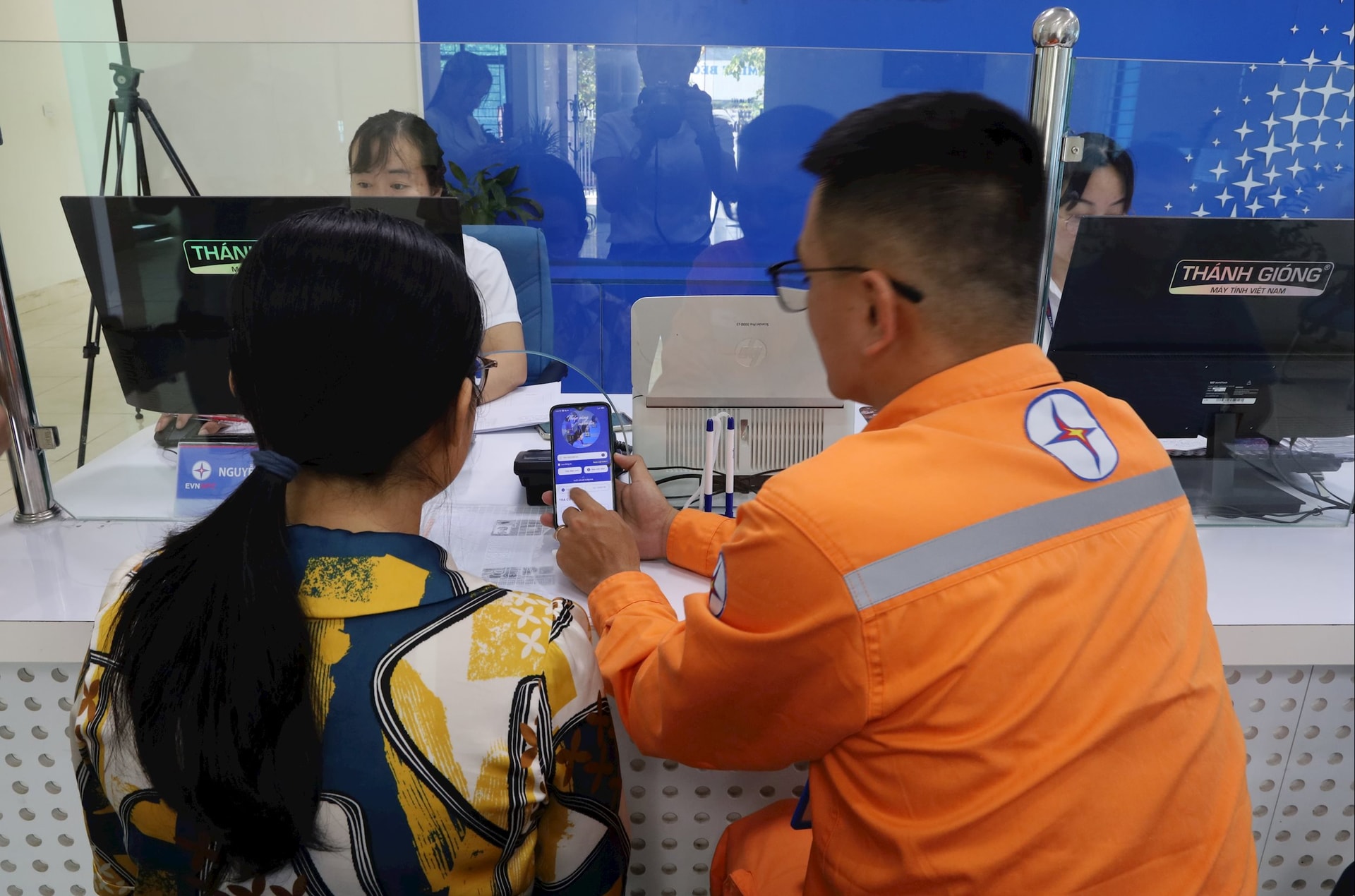 Mang tiện ích đến từng khách hàng. Công nhân Điện lực Điện Biên trực tiếp hướng dẫn khách hàng cài đặt và sử dụng ứng dụng CSKH