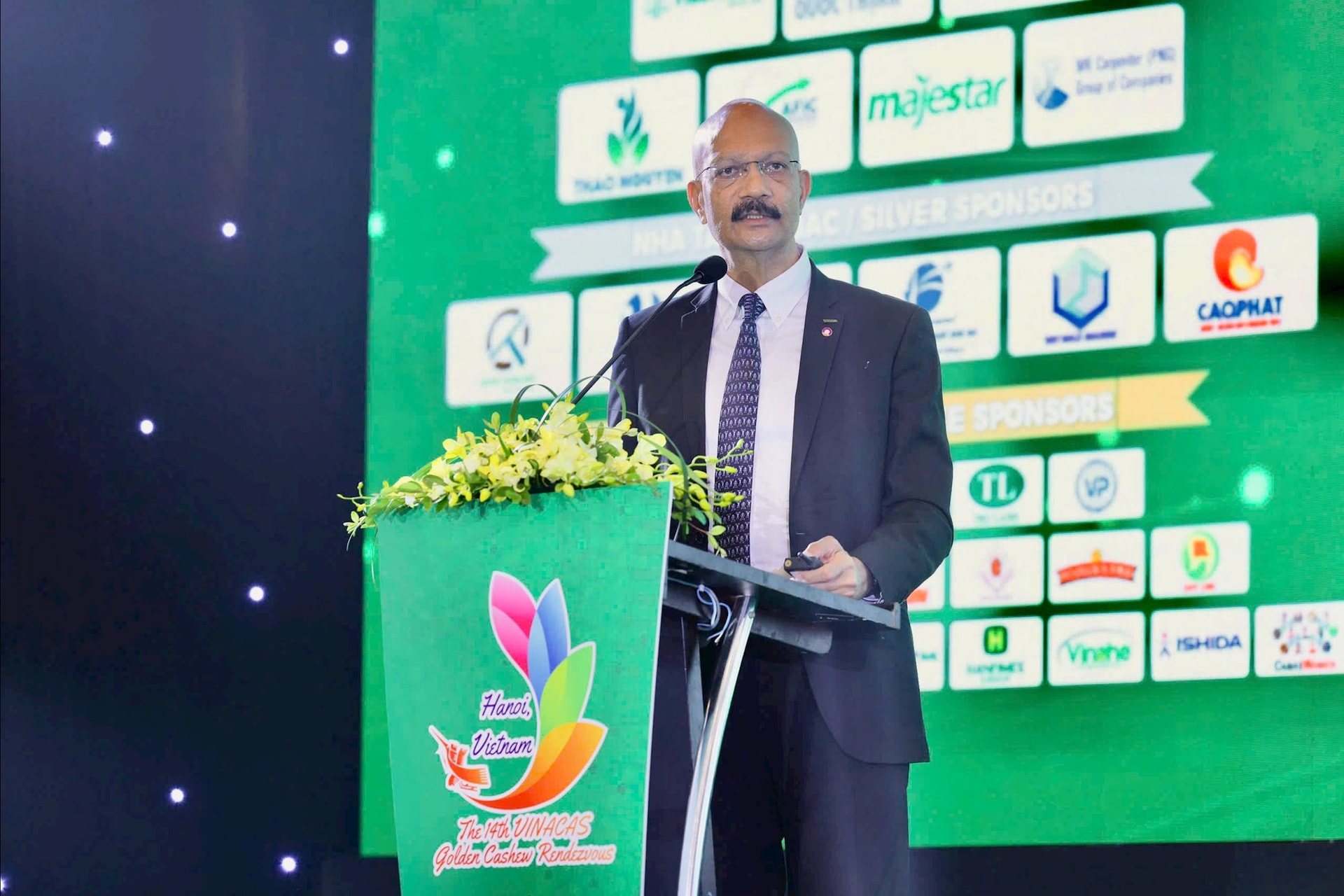 1. Ông Ashok Krishen, Tổng Giám đốc ngành hàng Hạt toàn cầu của ofi