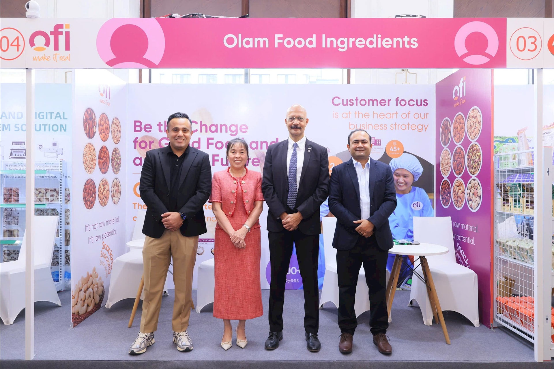 4. Ông Gaurav Patil, Tổng Giám đốc Điều hành ofi Việt Nam (phải) và ông Ashok Krishen, Tổng Giám đốc ngành hàng Hạt toàn cầu của ofi (thứ 2 từ phải sang)