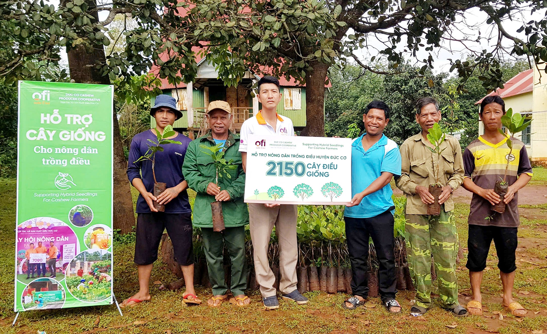 6. Nông dân được trao tặng cây điều giống chất lượng cao từ ofi Việt Nam