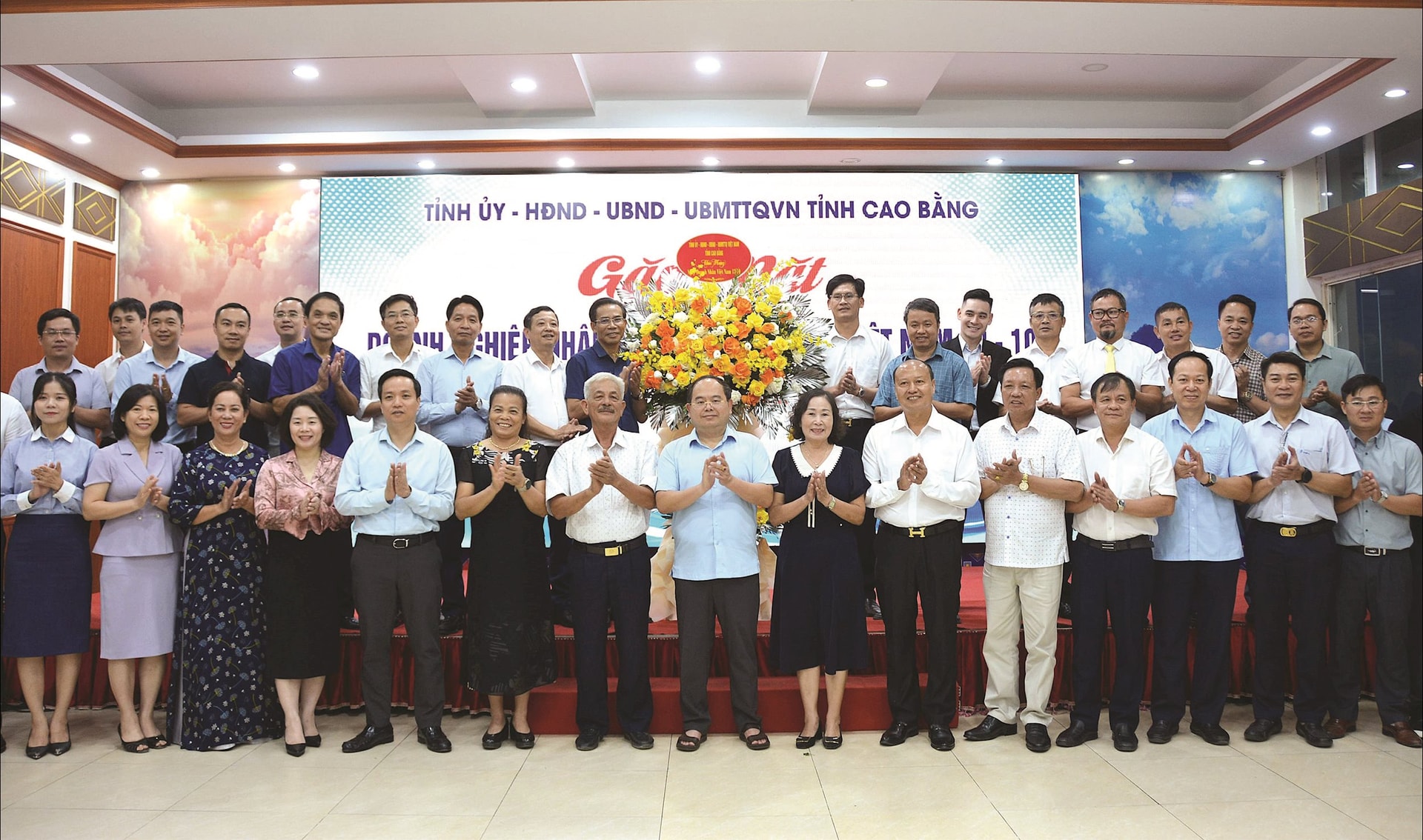 Bí thư Tỉnh uỷ Quản Minh Cường, Chủ tịch UBND tỉnh Lê Hải Hoà và các đồng chí lãnh đạo tỉnh tặng hoa chúc mừng các doanh nghiệp, doanh nhân.