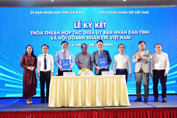 Lãnh đạo Tỉnh ủy, HĐND tỉnh Cà Mau chứng kiến lãnh đạo UBND tỉnh và Hội Doanh nhân trẻ Việt Nam ký kết thỏa thuận hợp tác phát triển.
