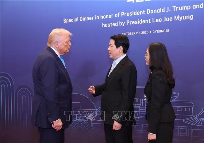 Chủ tịch nước Lương Cường gặp Tổng thống Hoa Kỳ Donald Trump- Ảnh 1. Chủ tịch nước Lương Cường gặp Tổng thống Hoa Kỳ Donald Trump- Ảnh 1.
