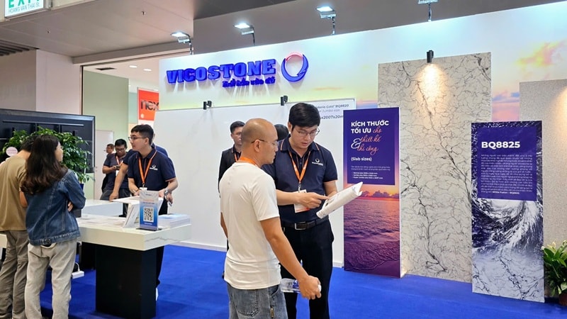 2. Khách hàng trải nghiệm sản phẩm Vicostone tại Triển lãm Nội thất & Xây dựng Việt Nam (VIBE) 2025