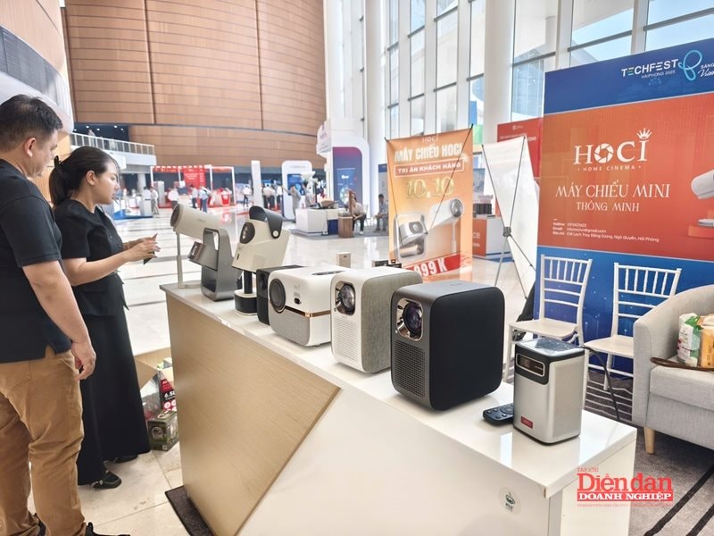 Gian hàng máy chiếu mini. Sự xuất hiện của các thiết bị hội nghị, camera chuyên dụng bên cạnh cho thấy việc ứng dụng công nghệ không chỉ dừng lại ở trình chiếu, mà còn là hệ sinh thái toàn diện cho việc kết nối