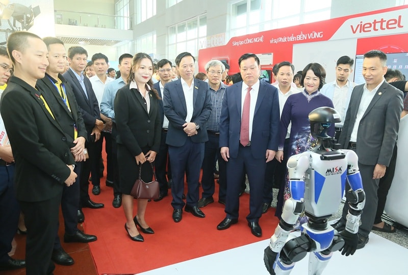 Các đồng chí lãnh đạo tỉnh cùng các đại biểu thăm quan Triển lãm Trải nghiệm số.