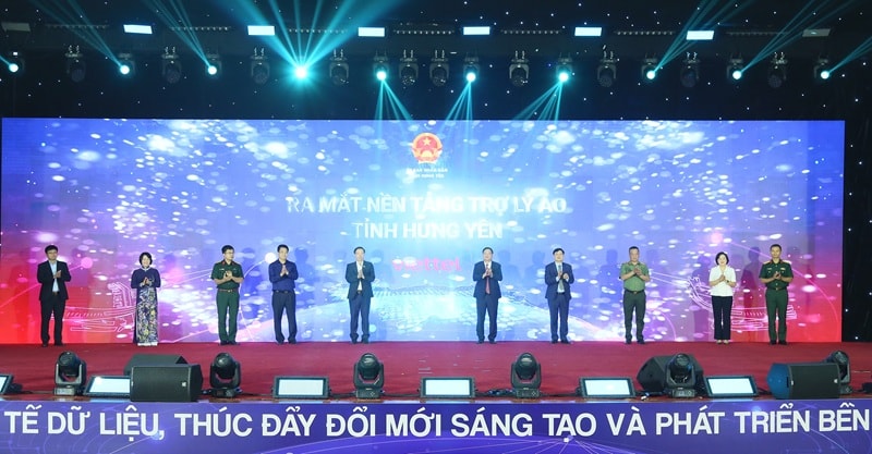 Các đồng chí lãnh đạo tỉnh và các đại biểu thực hiện nghi thức ra mắt Nền tảng Trợ lý ảo tỉnh Hưng Yên (1)