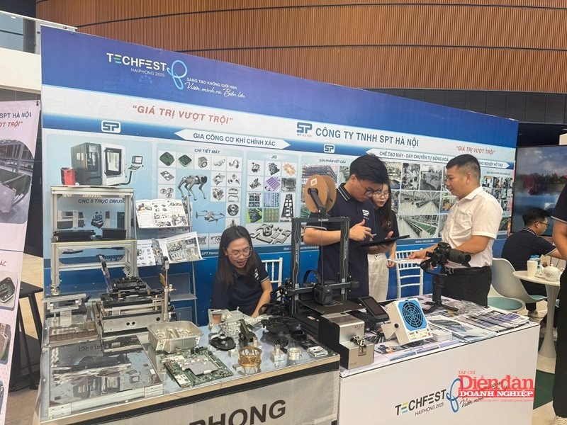Gian hàng của Công ty TNHH SPT Hà Nội tại Techfest Hải Phòng 2025 là bức tranh sinh động về lĩnh vực chế tạo máy và tự động hóa.