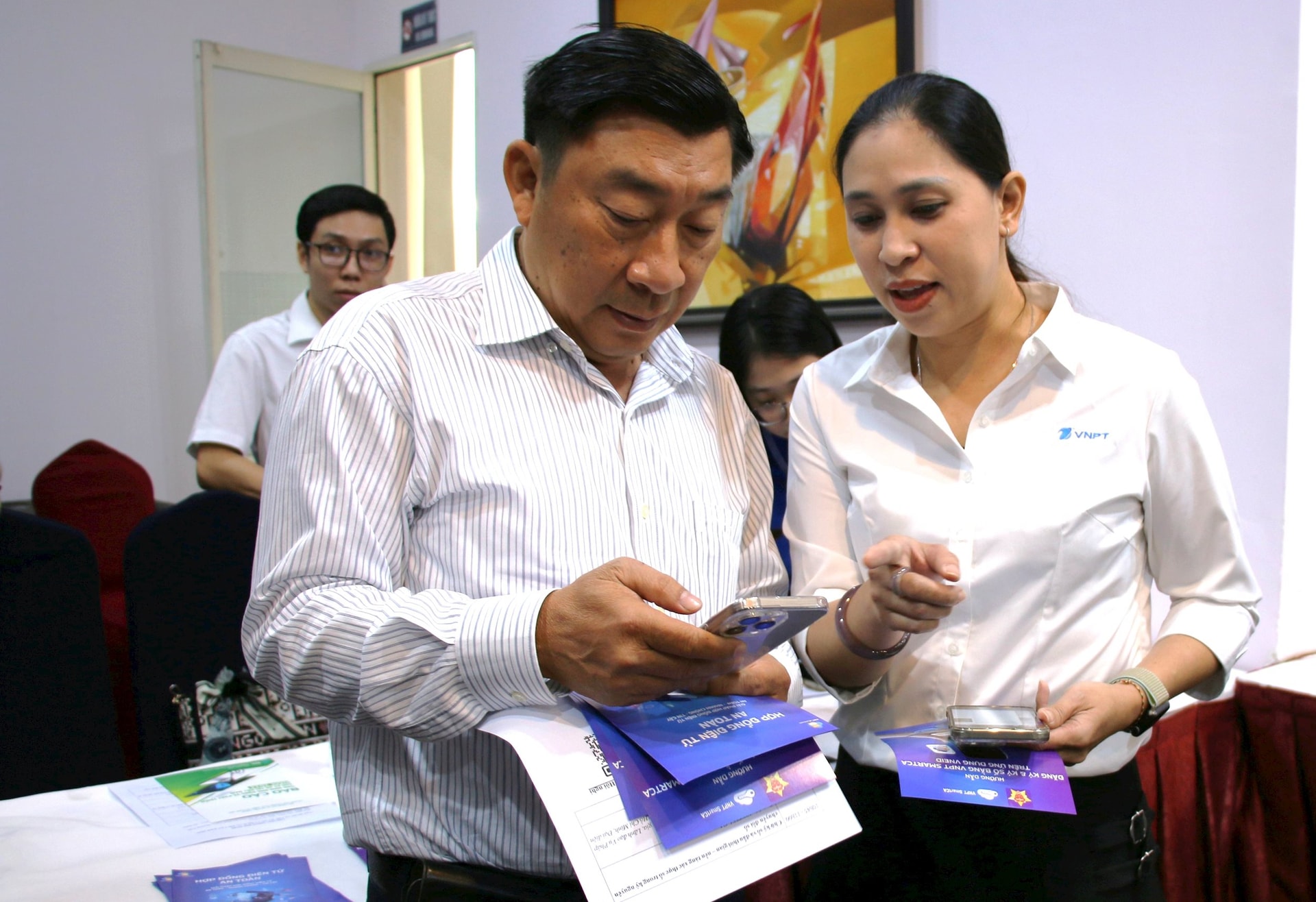 Nhan vien VNPT huong dan khach hang cai dat chu ky so VNPT SmartCA tai TP Ho Chi Minh