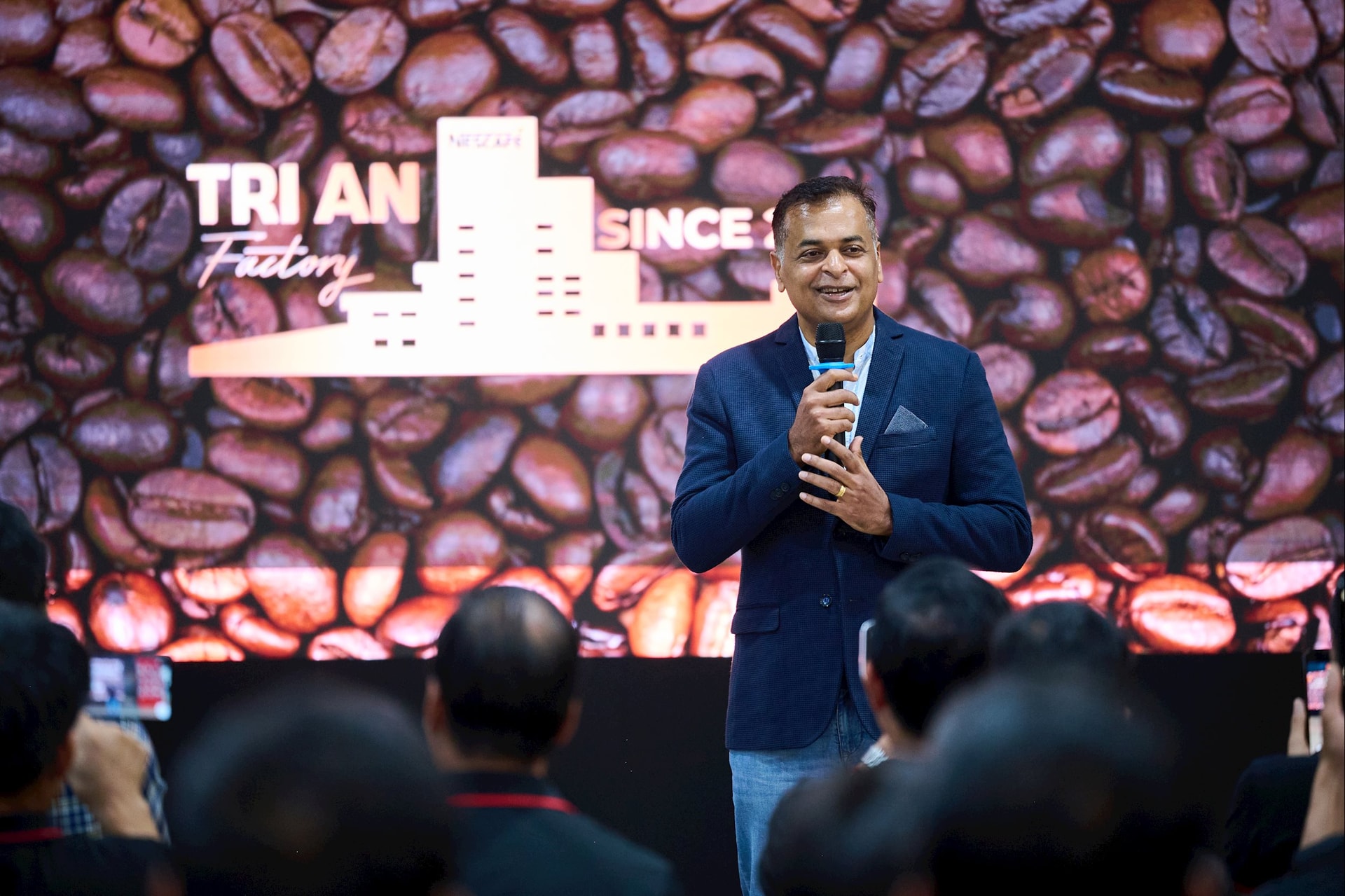 Ảnh 1 - Ông Binu Jacob – Tổng Giám Đốc Nestlé Việt Nam phát biểu chào mừng đoàn nông dân tiêu biểu đến tham quan nhà máy