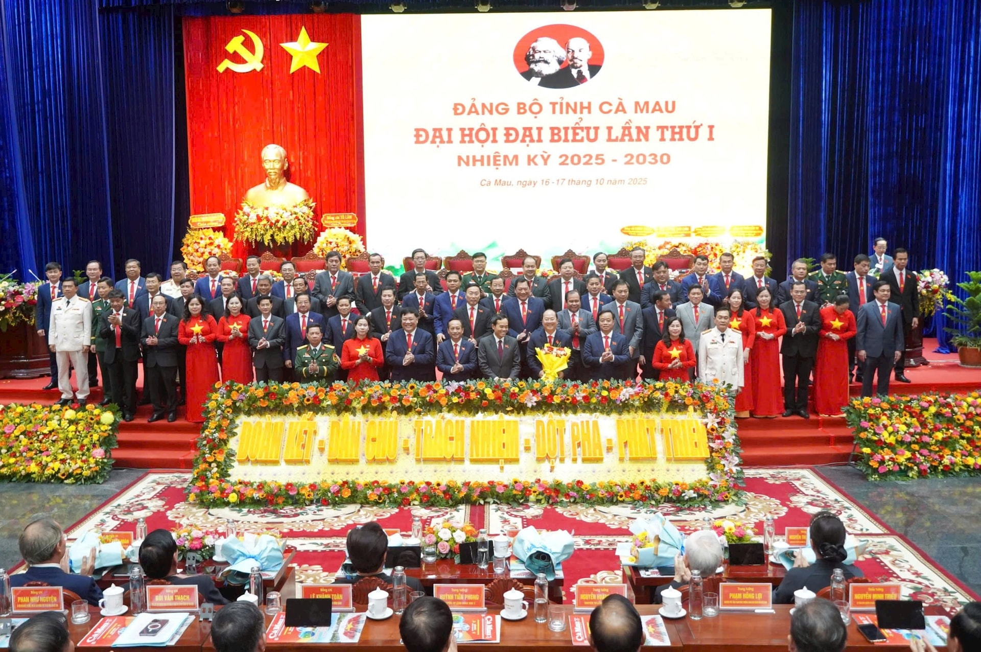Ban Chấp hành Đảng bộ tỉnh Cà Mau nhiệm kỳ 2025-2030 ra mắt tại Đại hội.