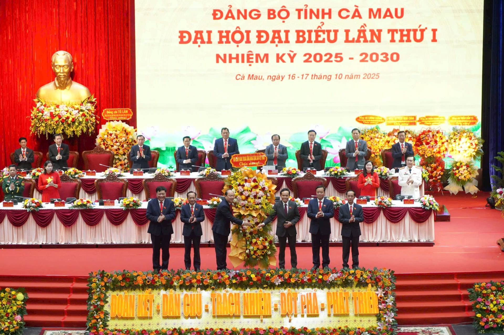 Bí thư Trung ương Đảng, Bí thư Thành ủy TP. Hồ Chí Minh Trần Lưu Quang tặng hoa chúc mừng của Ban Chấp hành Trung ương Đảng.