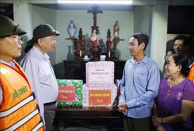 Tổng Bí thư Tô Lâm thăm, tặng quà người dân bị ảnh hưởng do mưa lũ tại Huế- Ảnh 4.