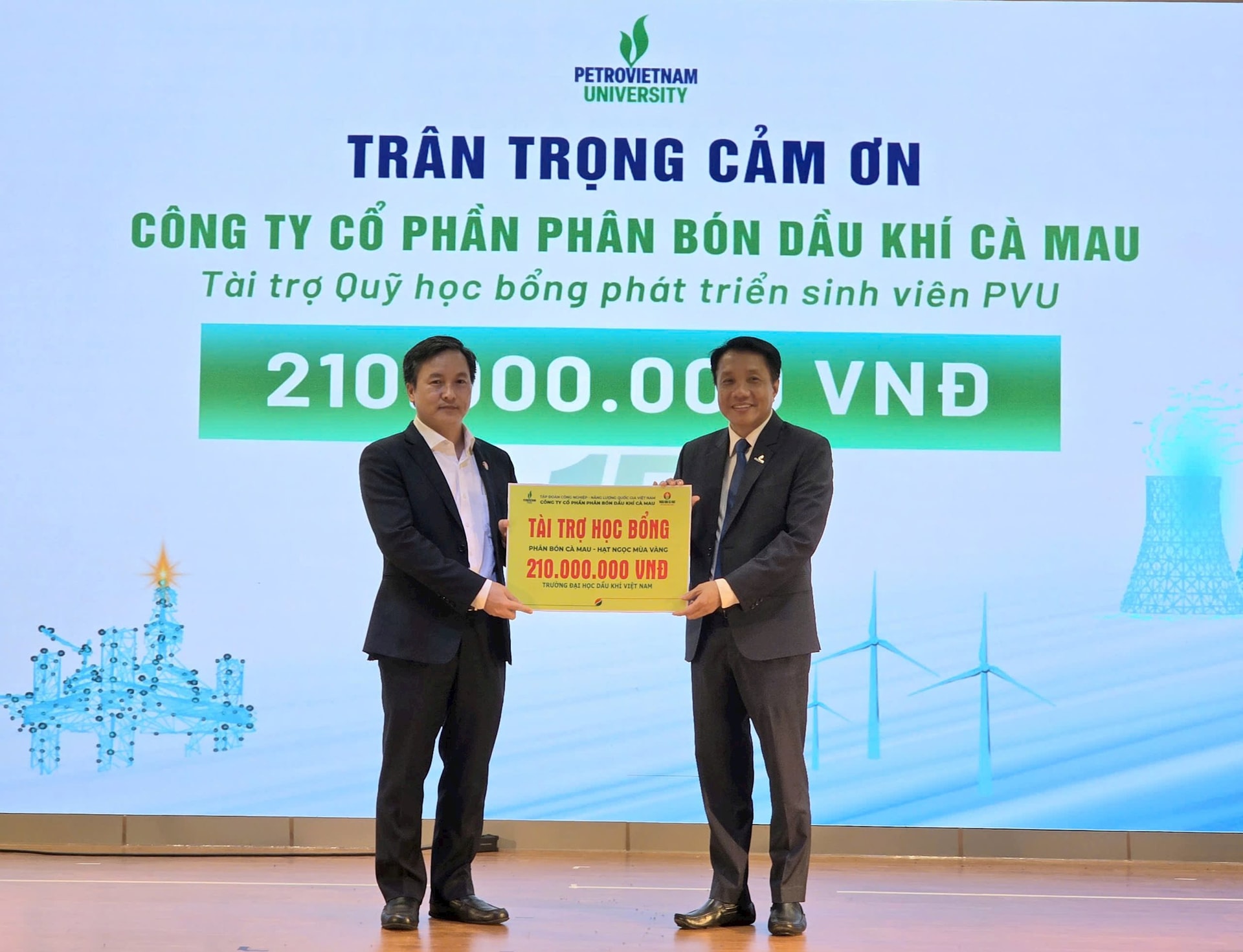 Ông Nguyễn Thanh Tùng - Phó TGĐ đại diện PVCFC trao tặng sinh viên Đại học Dầu khí Việt Nam 210 triệu đồng