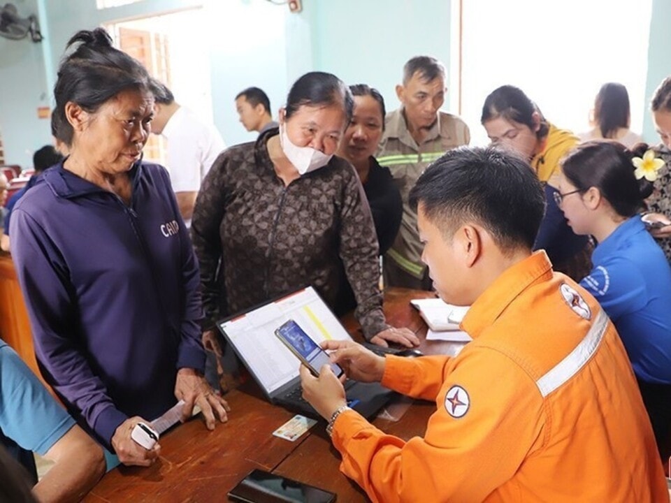 Khách hàng dễ dàng tiếp cận, giám sát và sử dụng dịch vụ điện qua các nền tảng CSKH điện tử của PC Hà Tĩnh.
