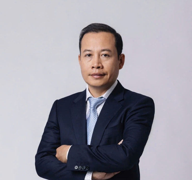 Ông Đinh Quang Hoàn ngang