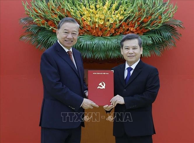 Tổng Bí thư Tô Lâm trao các quyết định bổ nhiệm Trưởng Ban Tuyên giáo và Dân vận Trung ương và Phó trưởng ban Thường trực Ban Nội chính Trung ương- Ảnh 2. Tổng Bí thư Tô Lâm trao các quyết định bổ nhiệm Trưởng Ban Tuyên giáo và Dân vận Trung ương và Phó trưởng ban Thường trực Ban Nội chính Trung ương- Ảnh 2.